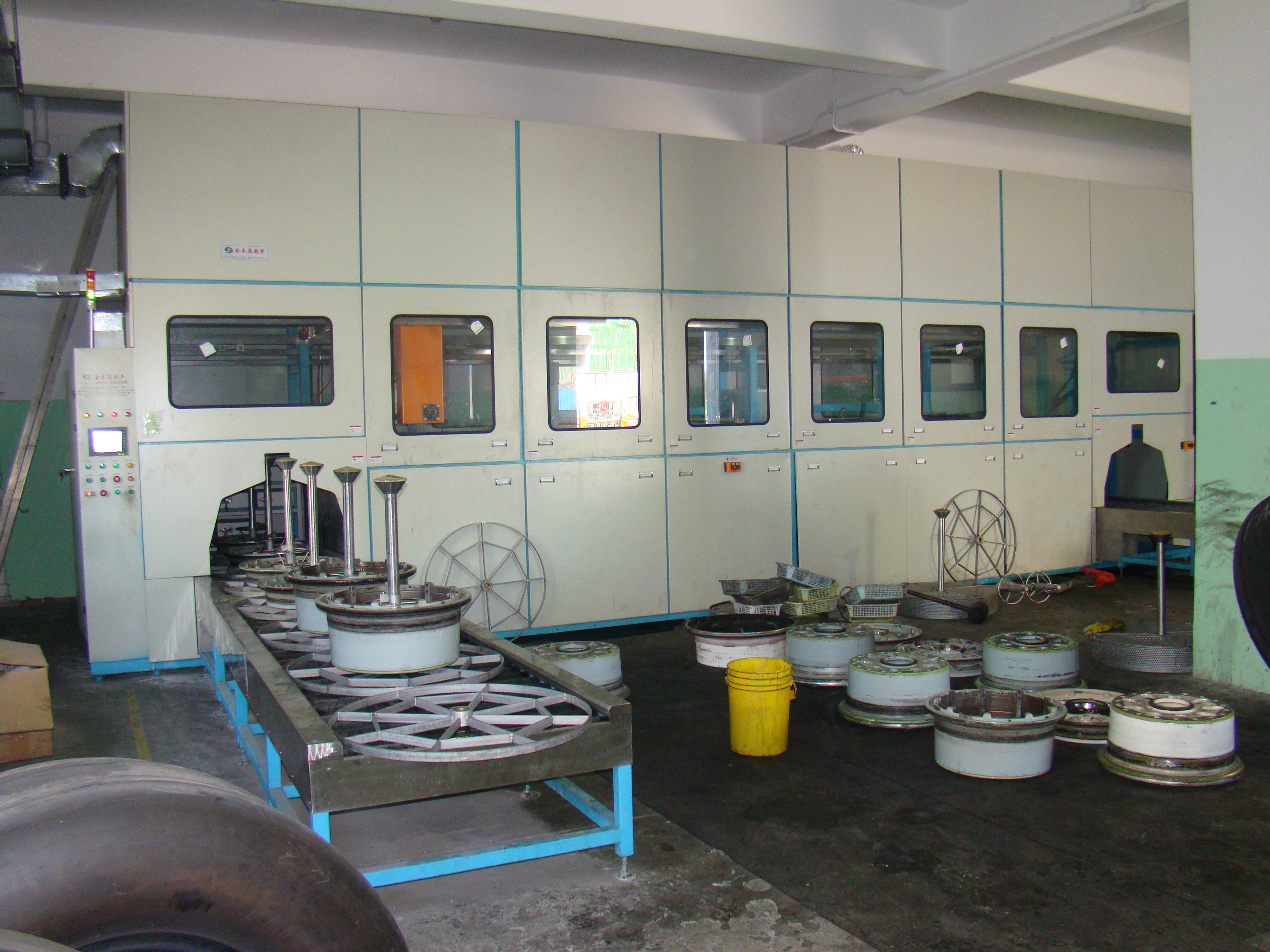 全自動(dòng)飛機(jī)輪轂超聲波清洗機(jī)-1